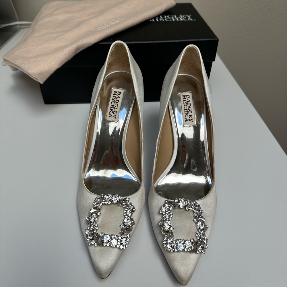 Badgley mischka Cher crystal embellished pump size 8 soft white satin